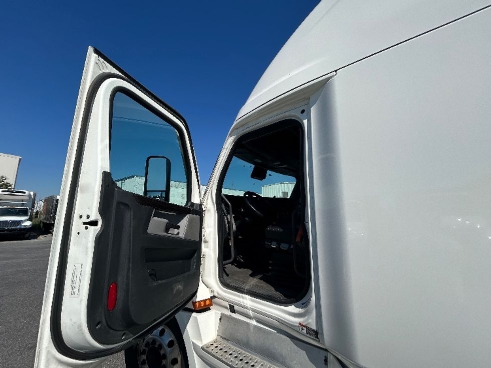 Sleeper Tractor-Heavy Duty Tractors-Freightliner-2021-T12664ST-Harahan-LA-549,430\n\t\tmiles-$ 64,500 - Image 9