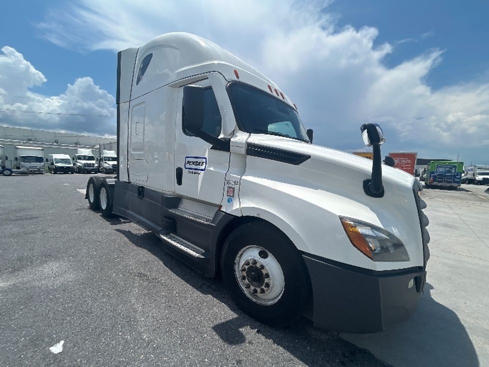 Sleeper Tractor-Heavy Duty Tractors-Freightliner-2021-T12664ST-Harahan-LA-588,322\n\t\tmiles-$ 58,500 - Image 1