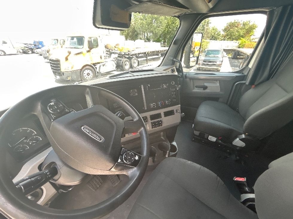 Sleeper Tractor-Heavy Duty Tractors-Freightliner-2021-T12664ST-Harahan-LA-588,322\n\t\tmiles-$ 58,500 - Image 10