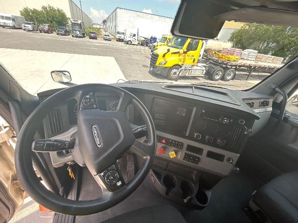Sleeper Tractor-Heavy Duty Tractors-Freightliner-2021-T12664ST-Harahan-LA-588,322\n\t\tmiles-$ 58,500 - Image 11
