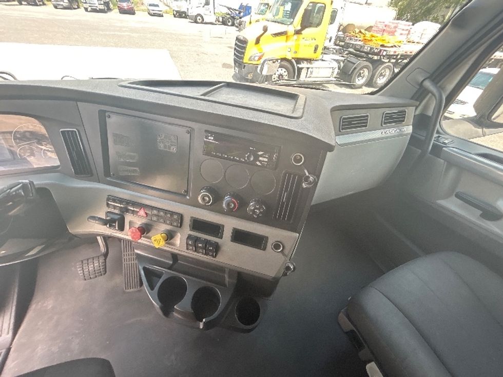 Sleeper Tractor-Heavy Duty Tractors-Freightliner-2021-T12664ST-Harahan-LA-588,322\n\t\tmiles-$ 58,500 - Image 12