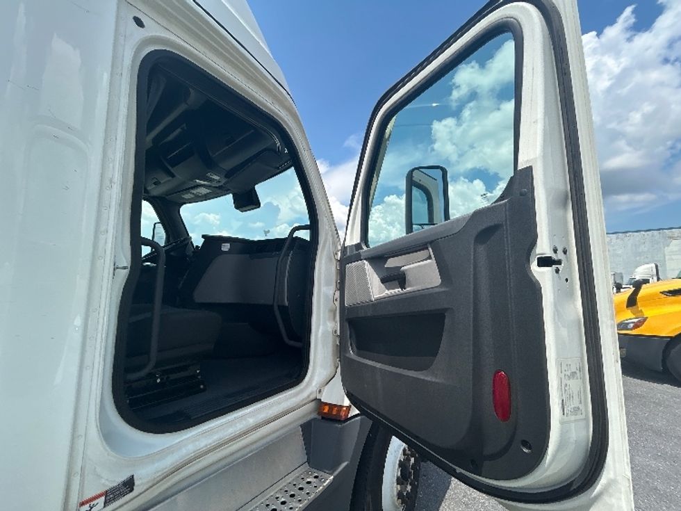 Sleeper Tractor-Heavy Duty Tractors-Freightliner-2021-T12664ST-Harahan-LA-588,322\n\t\tmiles-$ 58,500 - Image 13