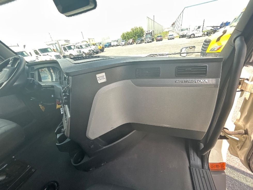 Sleeper Tractor-Heavy Duty Tractors-Freightliner-2021-T12664ST-Harahan-LA-588,322\n\t\tmiles-$ 58,500 - Image 14