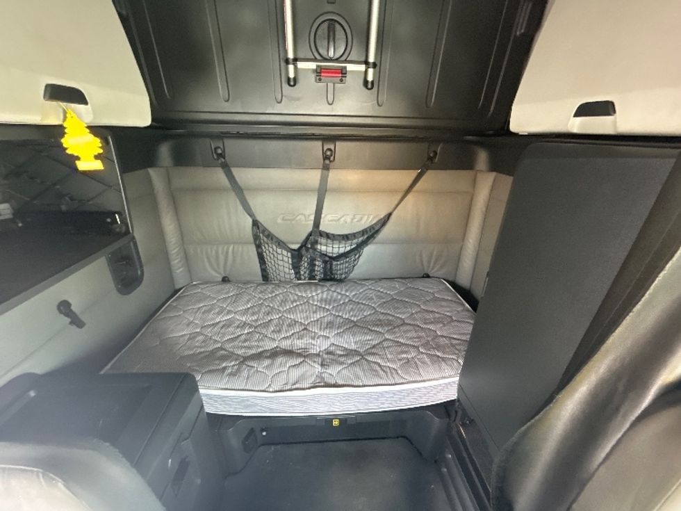 Sleeper Tractor-Heavy Duty Tractors-Freightliner-2021-T12664ST-Harahan-LA-588,322\n\t\tmiles-$ 58,500 - Image 16