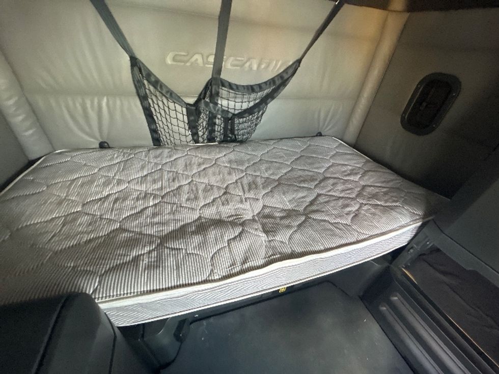 Sleeper Tractor-Heavy Duty Tractors-Freightliner-2021-T12664ST-Harahan-LA-588,322\n\t\tmiles-$ 58,500 - Image 17