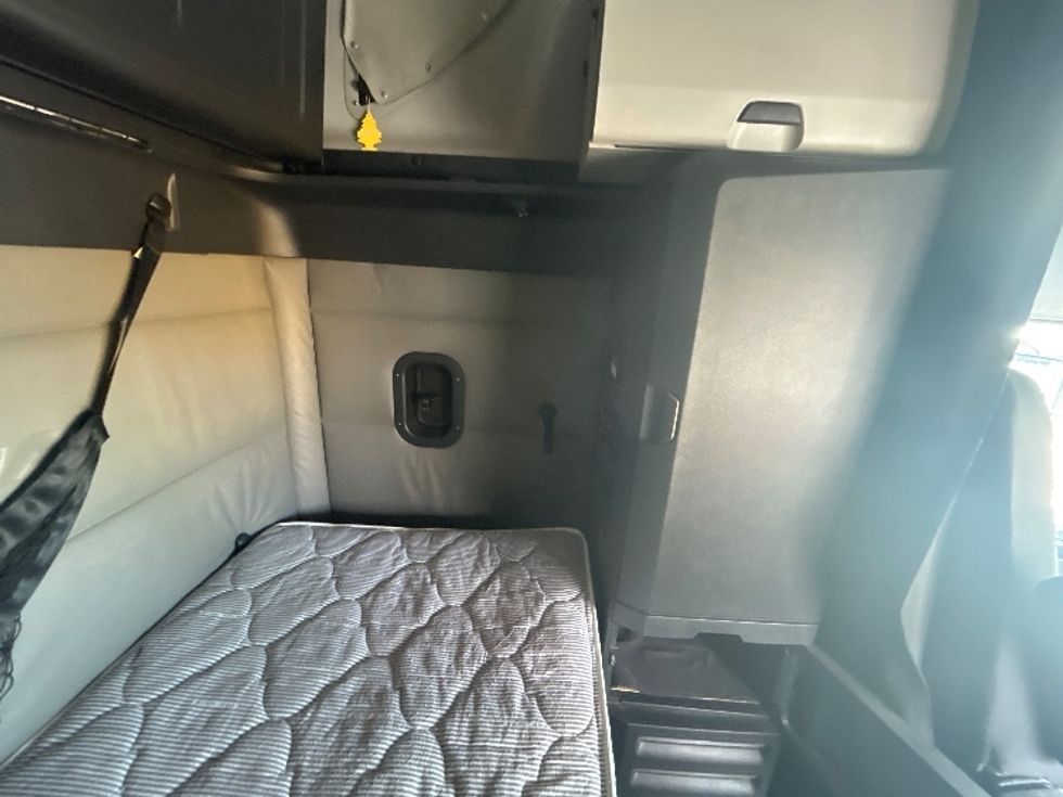 Sleeper Tractor-Heavy Duty Tractors-Freightliner-2021-T12664ST-Harahan-LA-588,322\n\t\tmiles-$ 58,500 - Image 18