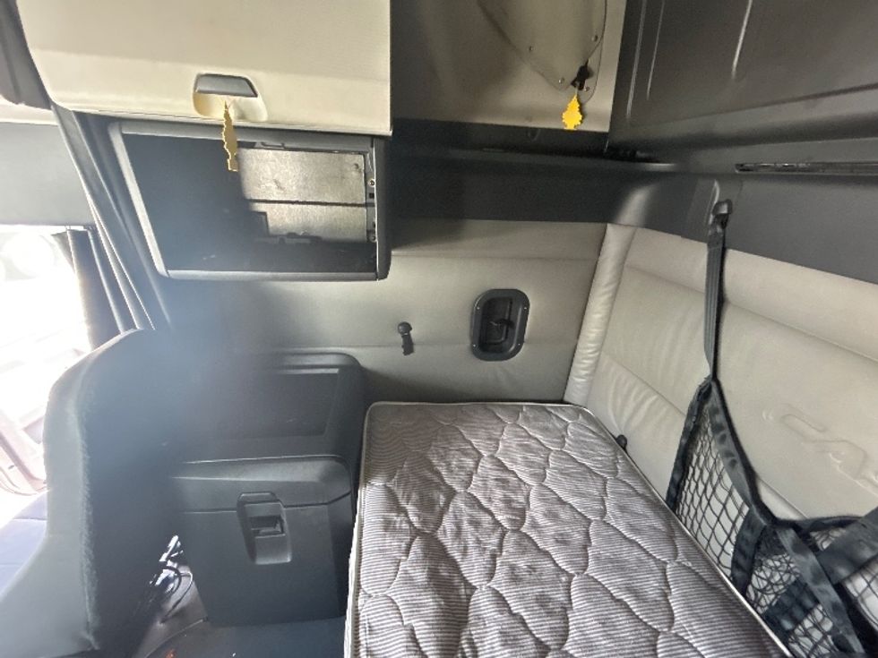 Sleeper Tractor-Heavy Duty Tractors-Freightliner-2021-T12664ST-Harahan-LA-588,322\n\t\tmiles-$ 58,500 - Image 19