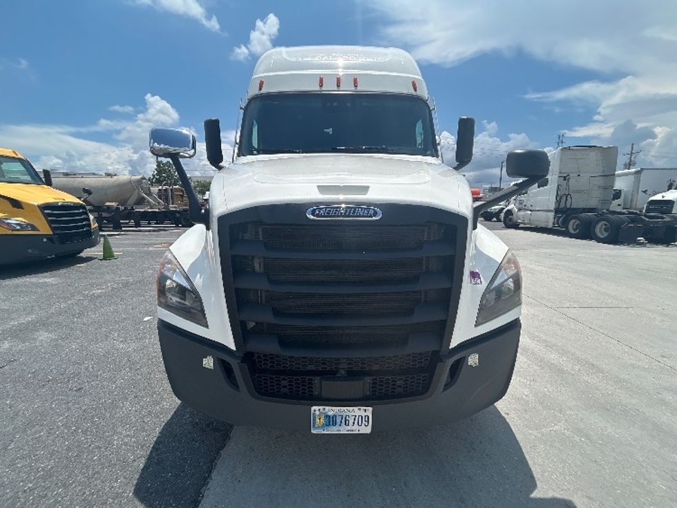 Sleeper Tractor-Heavy Duty Tractors-Freightliner-2021-T12664ST-Harahan-LA-588,322\n\t\tmiles-$ 58,500 - Image 2