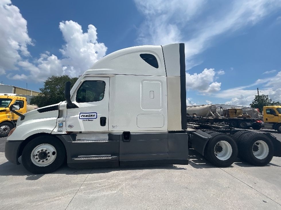 Sleeper Tractor-Heavy Duty Tractors-Freightliner-2021-T12664ST-Harahan-LA-588,322\n\t\tmiles-$ 58,500 - Image 4
