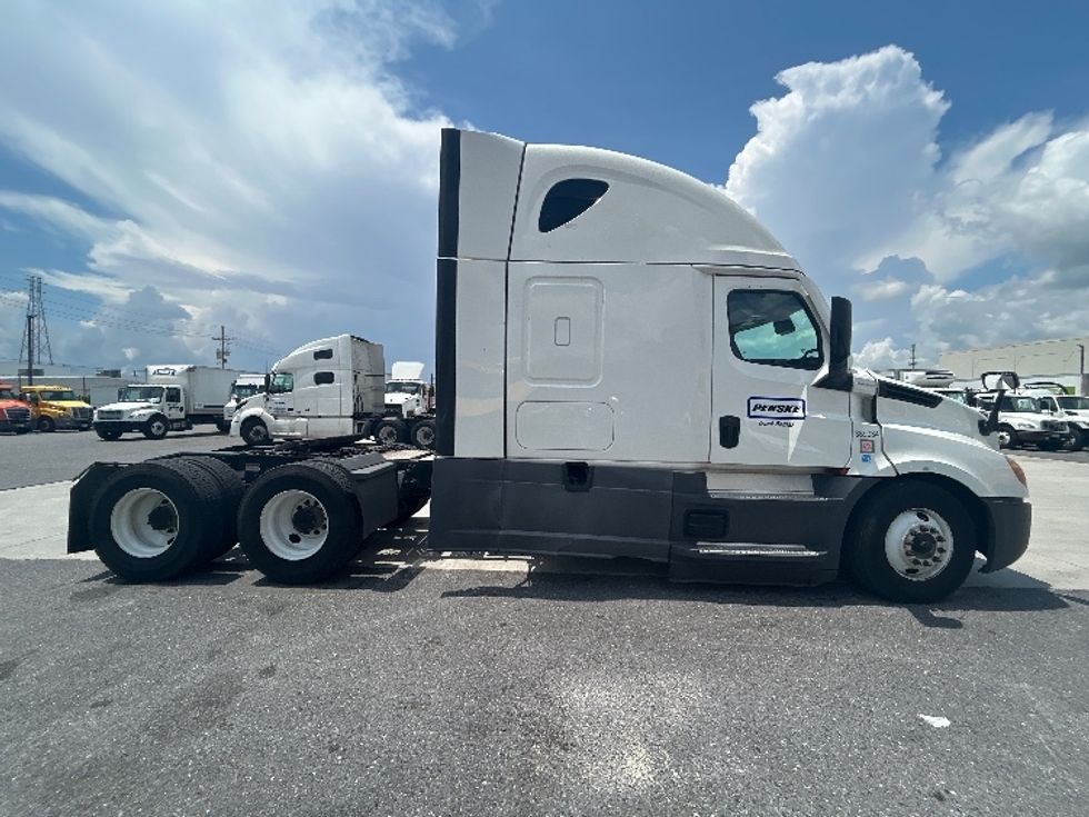 Sleeper Tractor-Heavy Duty Tractors-Freightliner-2021-T12664ST-Harahan-LA-588,322\n\t\tmiles-$ 58,500 - Image 8