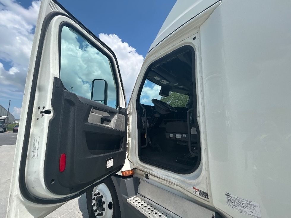 Sleeper Tractor-Heavy Duty Tractors-Freightliner-2021-T12664ST-Harahan-LA-588,322\n\t\tmiles-$ 58,500 - Image 9