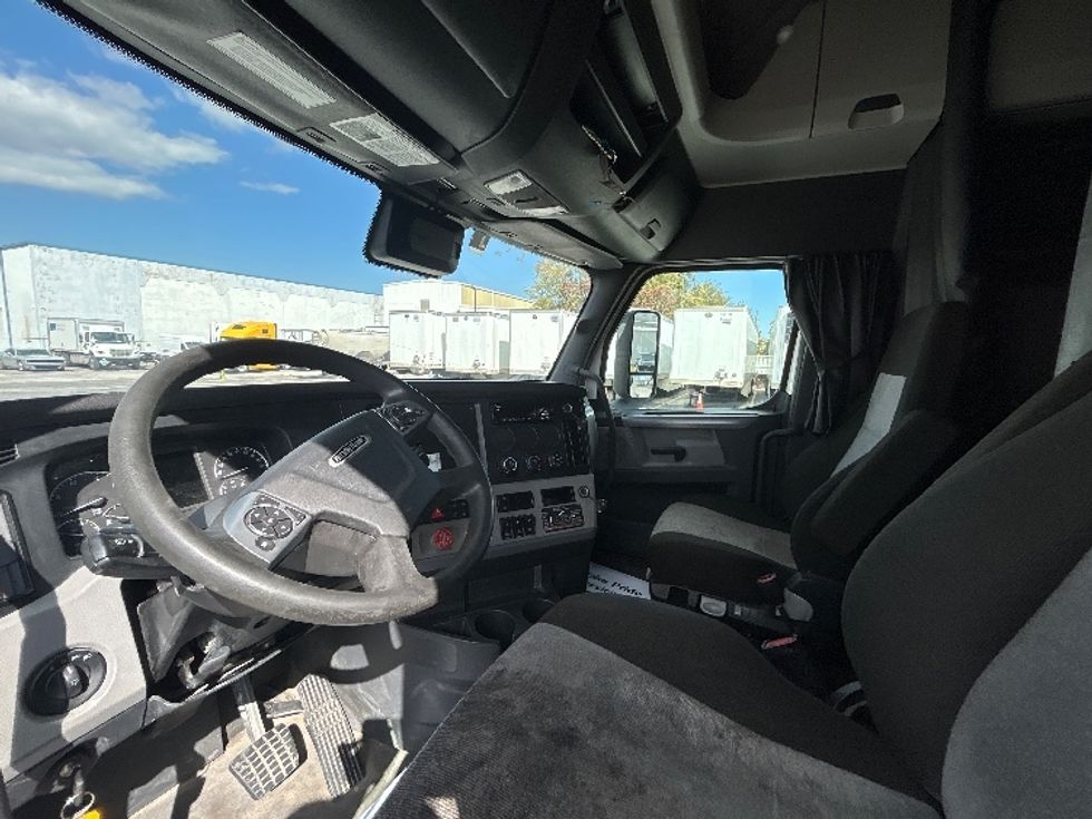 Sleeper Tractor-Heavy Duty Tractors-Freightliner-2021-T12664ST-Harahan-LA-590,215\n\t\tmiles-$ 58,250 - Image 10