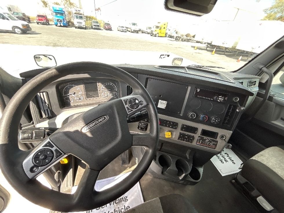 Sleeper Tractor-Heavy Duty Tractors-Freightliner-2021-T12664ST-Harahan-LA-590,215\n\t\tmiles-$ 58,250 - Image 11