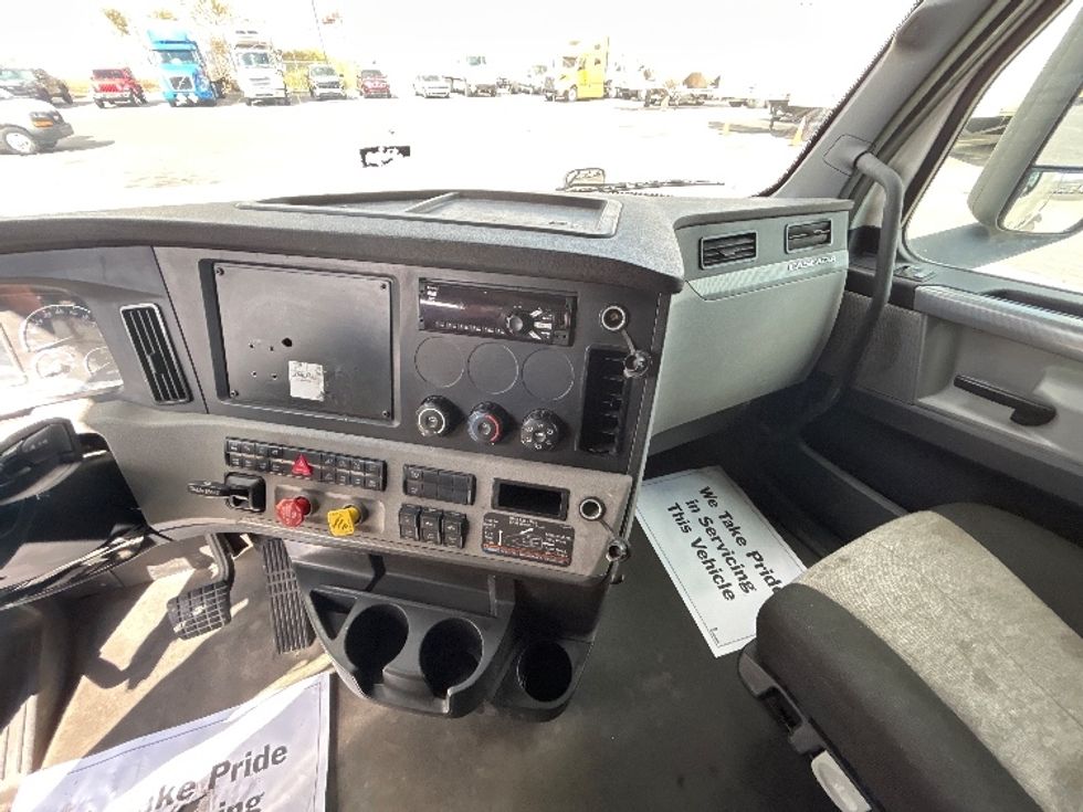 Sleeper Tractor-Heavy Duty Tractors-Freightliner-2021-T12664ST-Harahan-LA-590,215\n\t\tmiles-$ 58,250 - Image 12