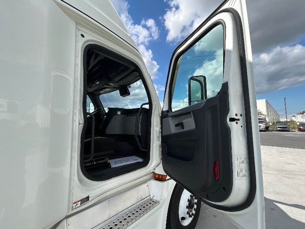 Sleeper Tractor-Heavy Duty Tractors-Freightliner-2021-T12664ST-Harahan-LA-590,215\n\t\tmiles-$ 58,250 - Image 13