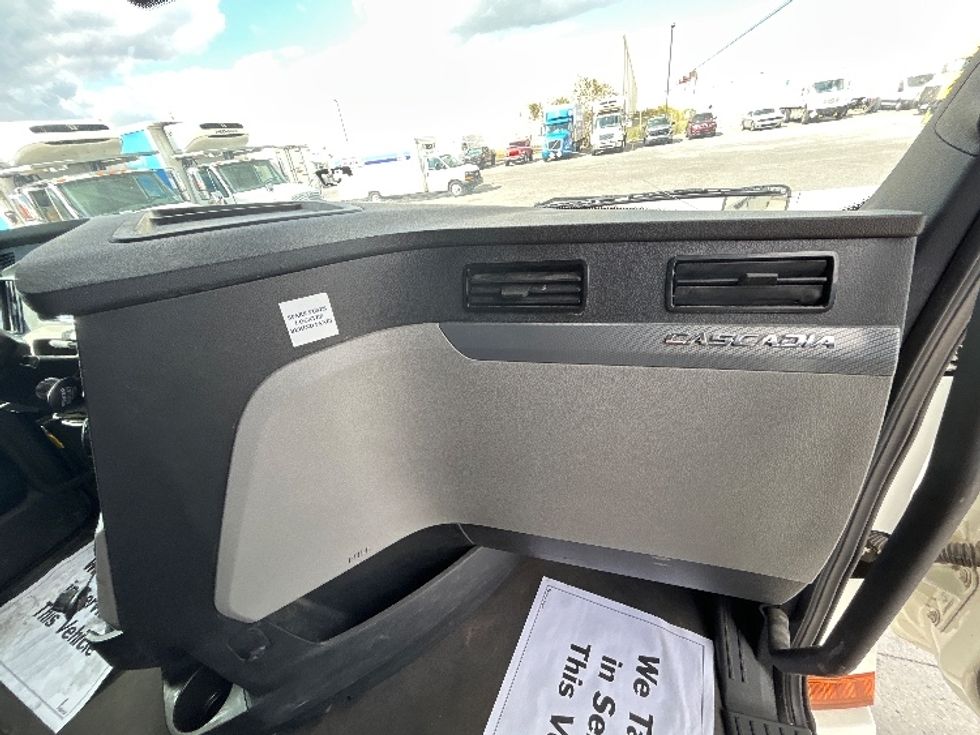 Sleeper Tractor-Heavy Duty Tractors-Freightliner-2021-T12664ST-Harahan-LA-590,215\n\t\tmiles-$ 58,250 - Image 14