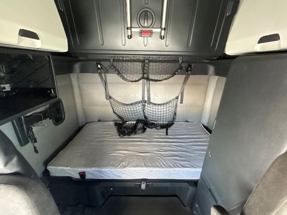 Sleeper Tractor-Heavy Duty Tractors-Freightliner-2021-T12664ST-Harahan-LA-590,215\n\t\tmiles-$ 58,250 - Image 16