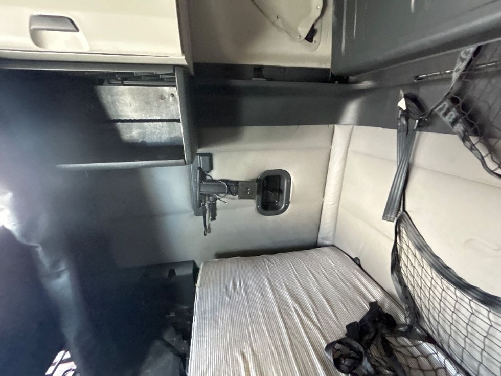 Sleeper Tractor-Heavy Duty Tractors-Freightliner-2021-T12664ST-Harahan-LA-590,215\n\t\tmiles-$ 58,250 - Image 19