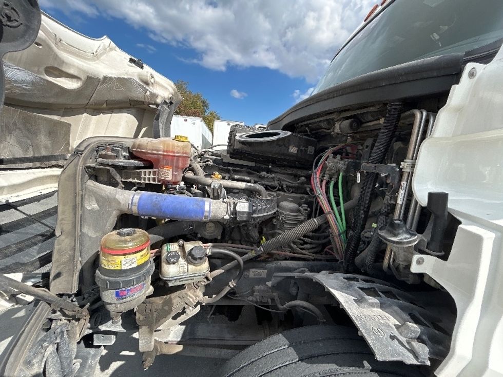 Sleeper Tractor-Heavy Duty Tractors-Freightliner-2021-T12664ST-Harahan-LA-590,215\n\t\tmiles-$ 58,250 - Image 21