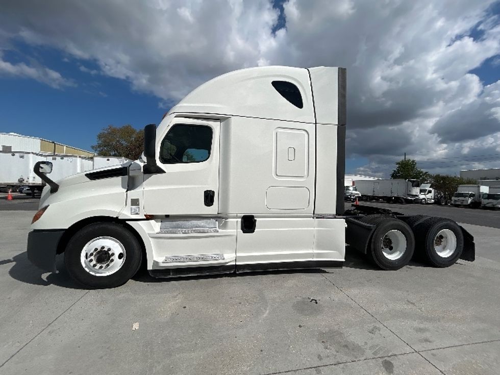 Sleeper Tractor-Heavy Duty Tractors-Freightliner-2021-T12664ST-Harahan-LA-590,215\n\t\tmiles-$ 58,250 - Image 4