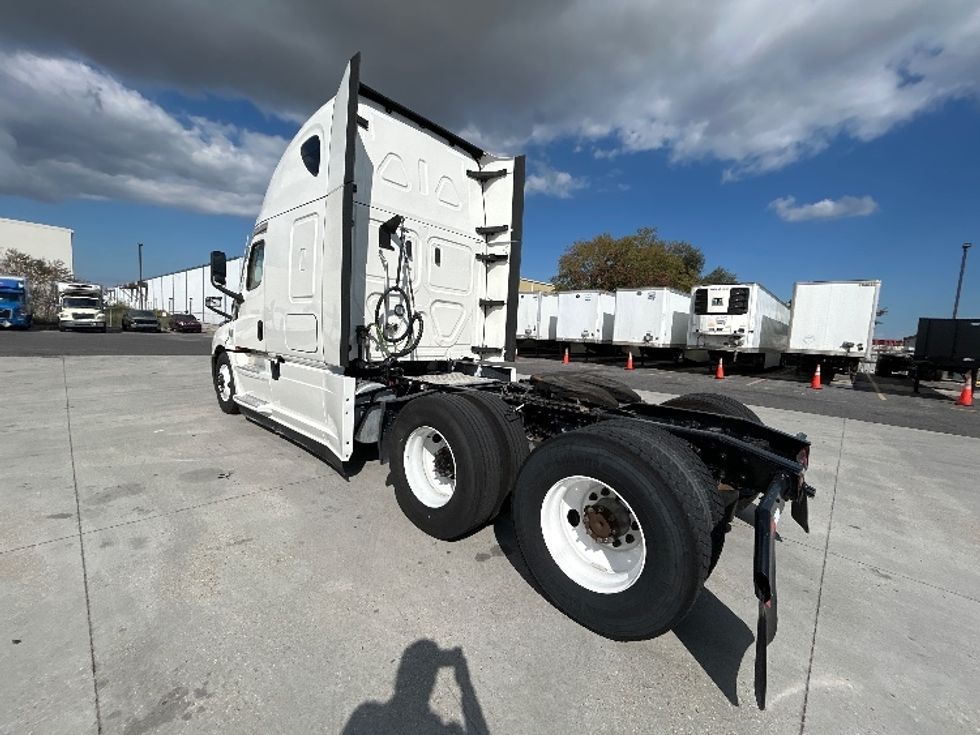 Sleeper Tractor-Heavy Duty Tractors-Freightliner-2021-T12664ST-Harahan-LA-590,215\n\t\tmiles-$ 58,250 - Image 5