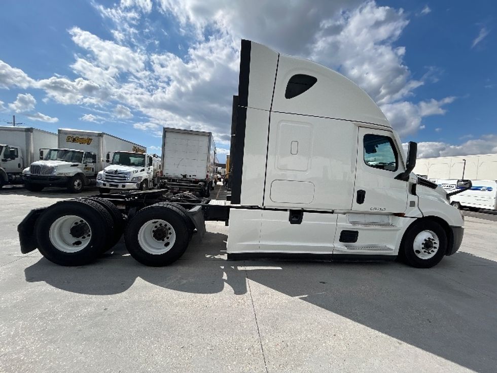 Sleeper Tractor-Heavy Duty Tractors-Freightliner-2021-T12664ST-Harahan-LA-590,215\n\t\tmiles-$ 58,250 - Image 8