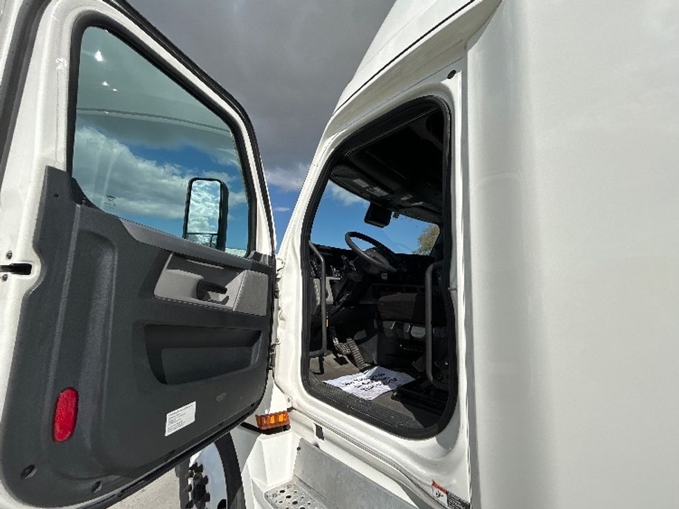 Sleeper Tractor-Heavy Duty Tractors-Freightliner-2021-T12664ST-Harahan-LA-590,215\n\t\tmiles-$ 58,250 - Image 9