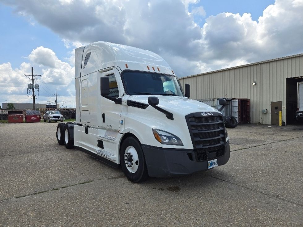 Sleeper Tractor-Heavy Duty Tractors-Freightliner-2021-T12664ST-Harahan-LA-613,222\n\t\tmiles-$ 58,750 - Image 1