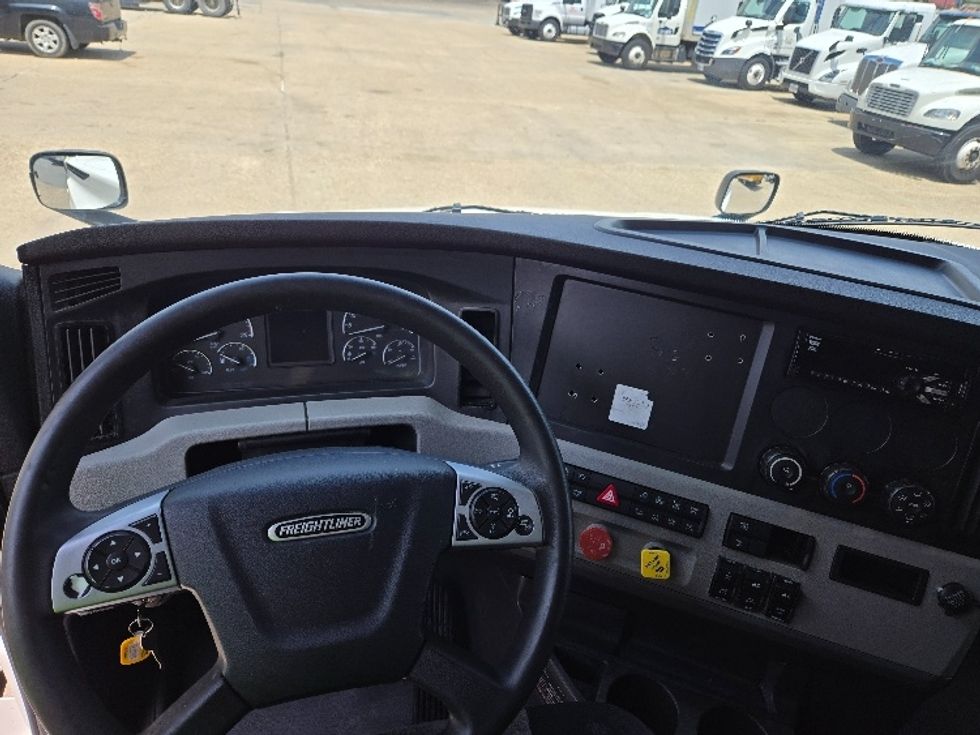 Sleeper Tractor-Heavy Duty Tractors-Freightliner-2021-T12664ST-Harahan-LA-613,222\n\t\tmiles-$ 58,750 - Image 11