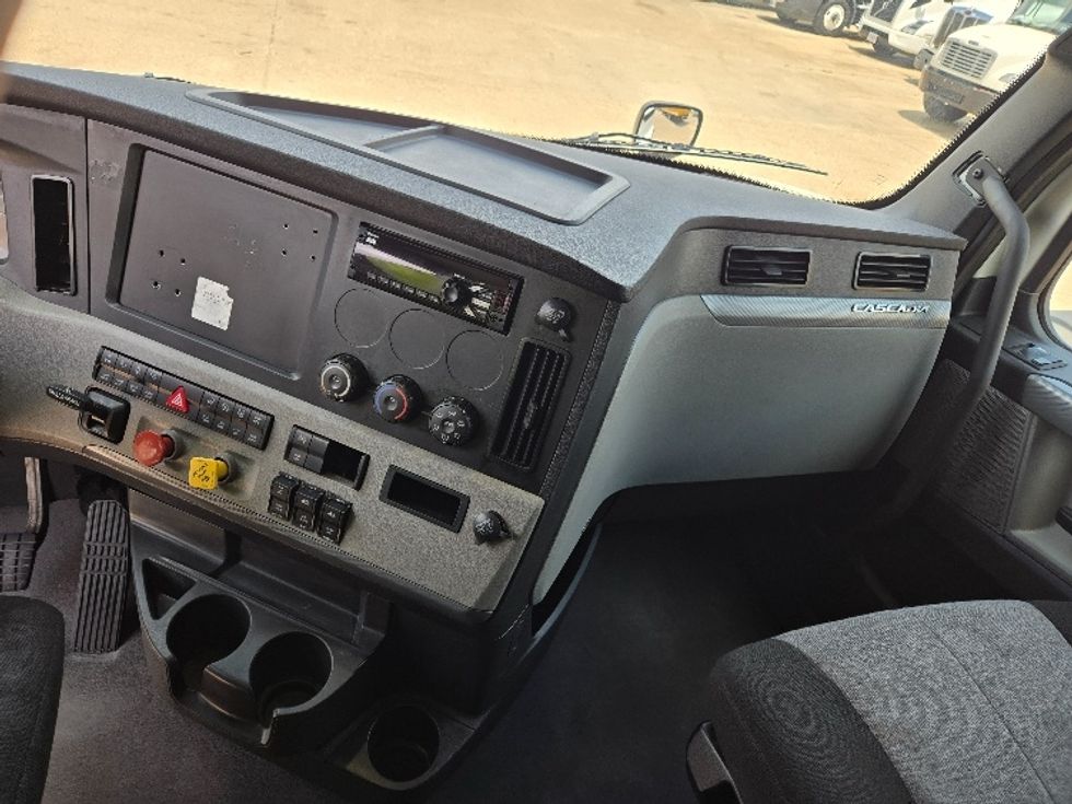 Sleeper Tractor-Heavy Duty Tractors-Freightliner-2021-T12664ST-Harahan-LA-613,222\n\t\tmiles-$ 58,750 - Image 12