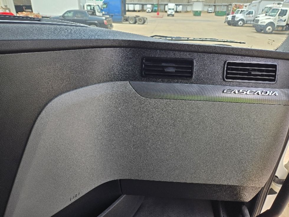 Sleeper Tractor-Heavy Duty Tractors-Freightliner-2021-T12664ST-Harahan-LA-613,222\n\t\tmiles-$ 58,750 - Image 14