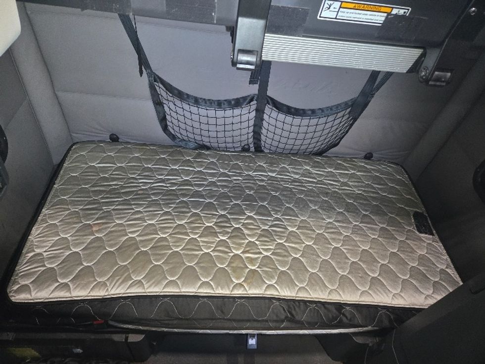 Sleeper Tractor-Heavy Duty Tractors-Freightliner-2021-T12664ST-Harahan-LA-613,222\n\t\tmiles-$ 58,750 - Image 17