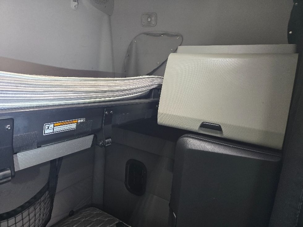 Sleeper Tractor-Heavy Duty Tractors-Freightliner-2021-T12664ST-Harahan-LA-613,222\n\t\tmiles-$ 58,750 - Image 18