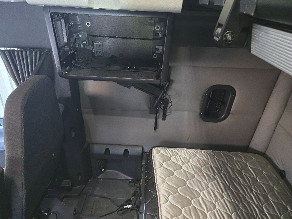 Sleeper Tractor-Heavy Duty Tractors-Freightliner-2021-T12664ST-Harahan-LA-613,222\n\t\tmiles-$ 58,750 - Image 19
