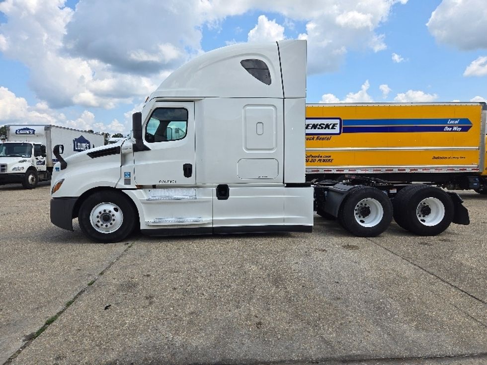 Sleeper Tractor-Heavy Duty Tractors-Freightliner-2021-T12664ST-Harahan-LA-613,222\n\t\tmiles-$ 58,750 - Image 4