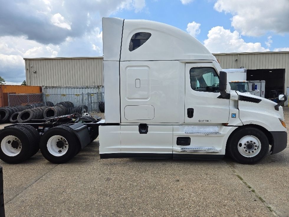 Sleeper Tractor-Heavy Duty Tractors-Freightliner-2021-T12664ST-Harahan-LA-613,222\n\t\tmiles-$ 58,750 - Image 8