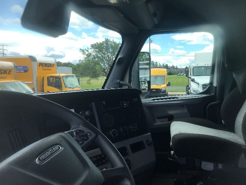 2021 Freightliner Cascadia 126" Sleeper Cab photo 10
