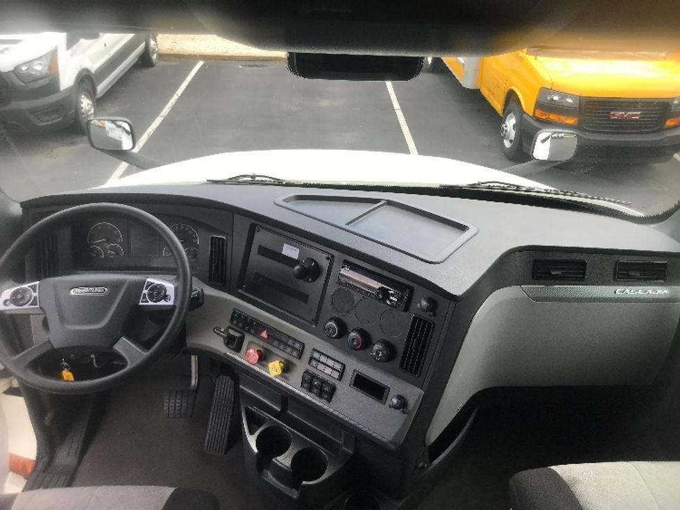 2021 Freightliner Cascadia 126" Sleeper Cab photo 12