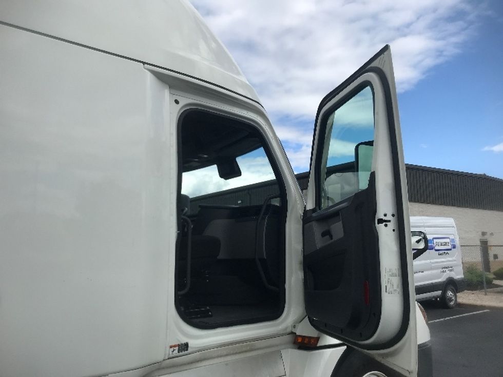 2021 Freightliner Cascadia 126" Sleeper Cab photo 13