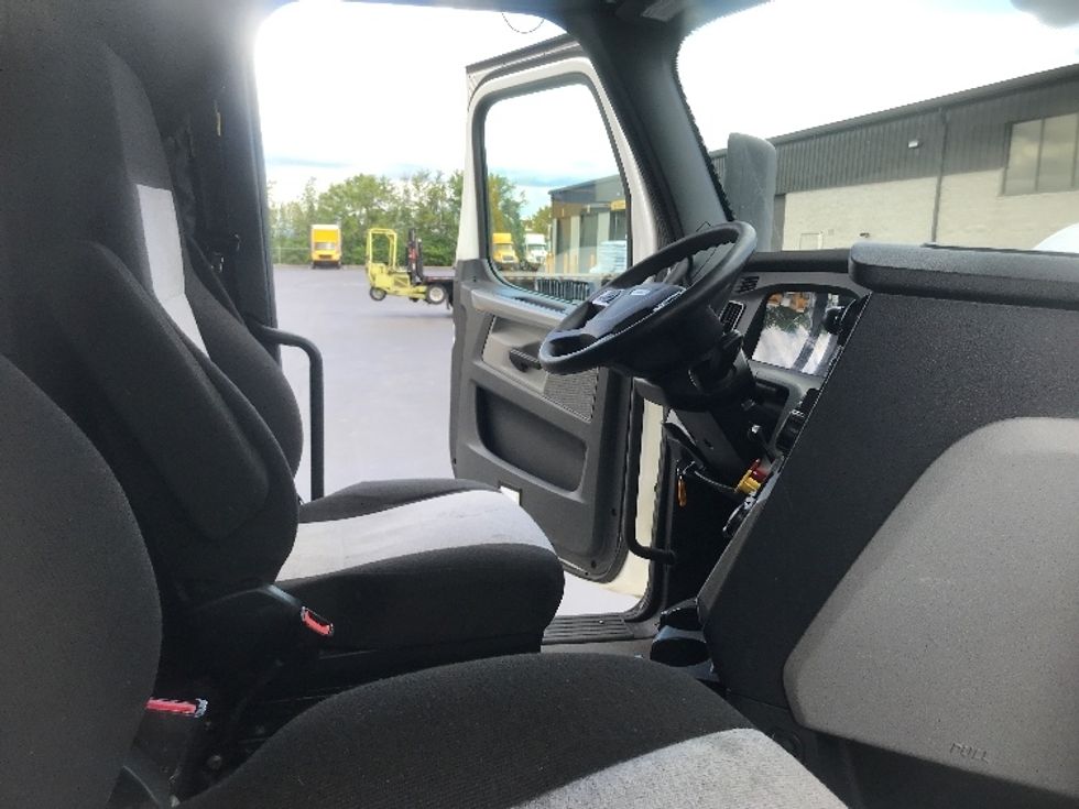 2021 Freightliner Cascadia 126" Sleeper Cab photo 14