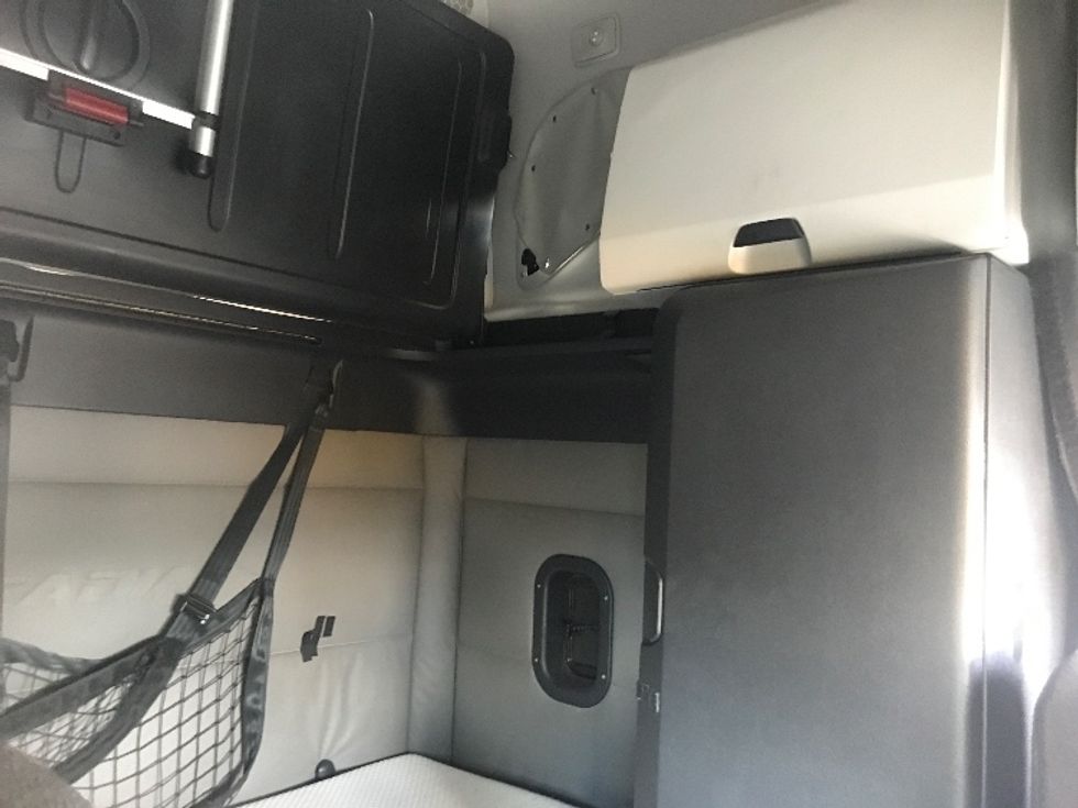 2021 Freightliner Cascadia 126" Sleeper Cab photo 16