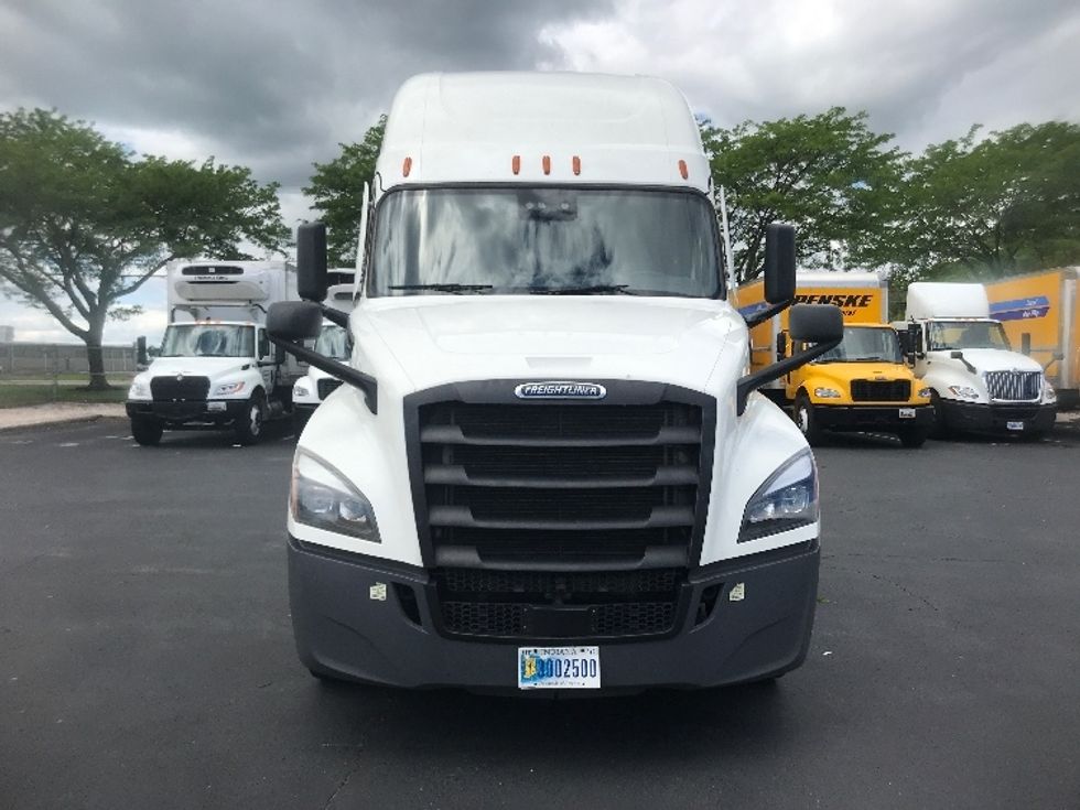 2021 Freightliner Cascadia 126" Sleeper Cab photo 2