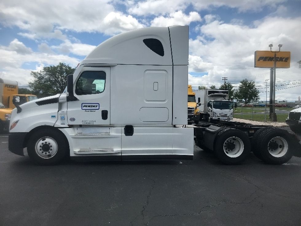 2021 Freightliner Cascadia 126" Sleeper Cab photo 4