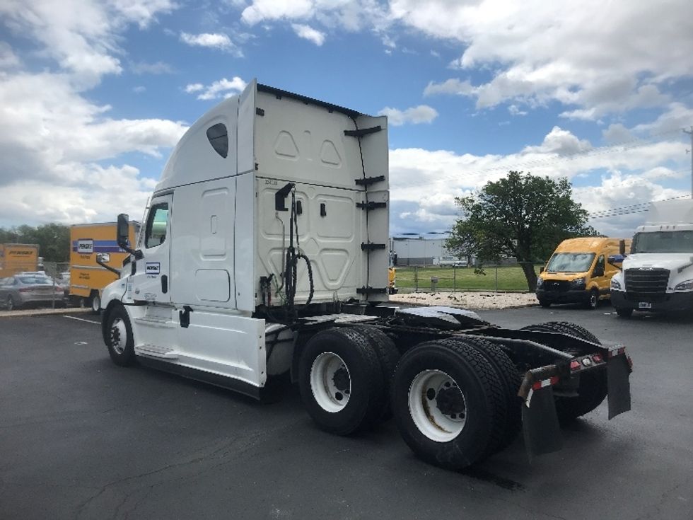 2021 Freightliner Cascadia 126" Sleeper Cab photo 5