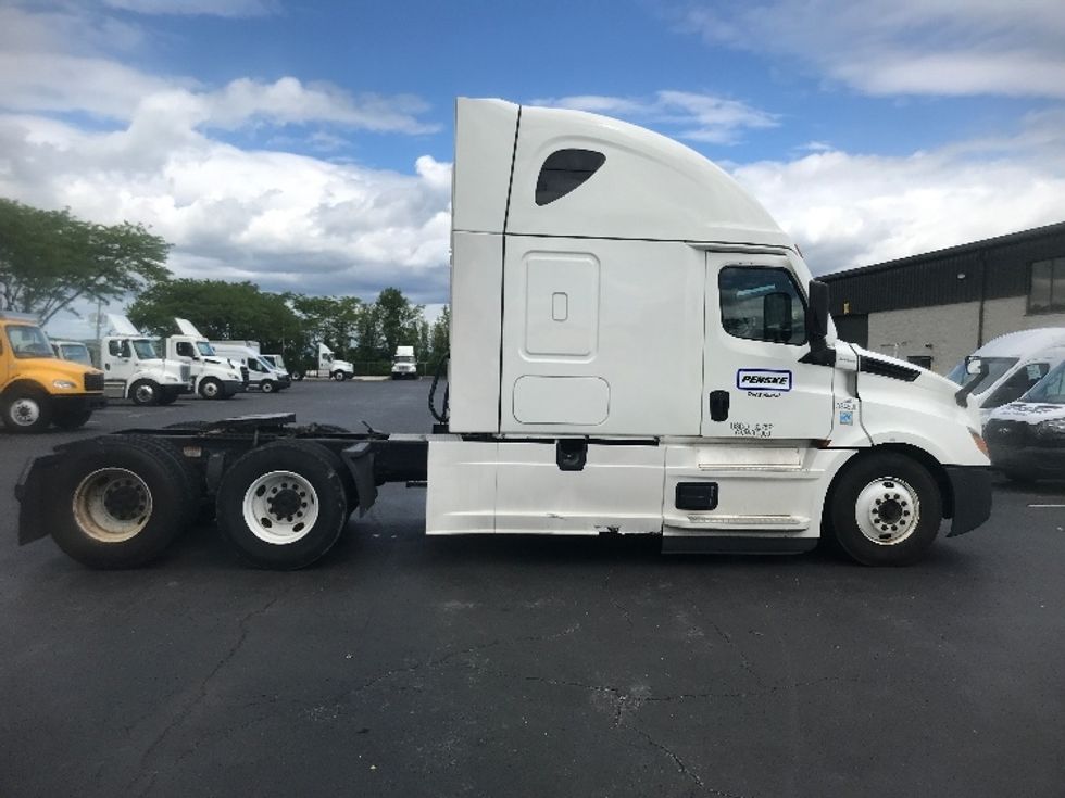 2021 Freightliner Cascadia 126" Sleeper Cab photo 8