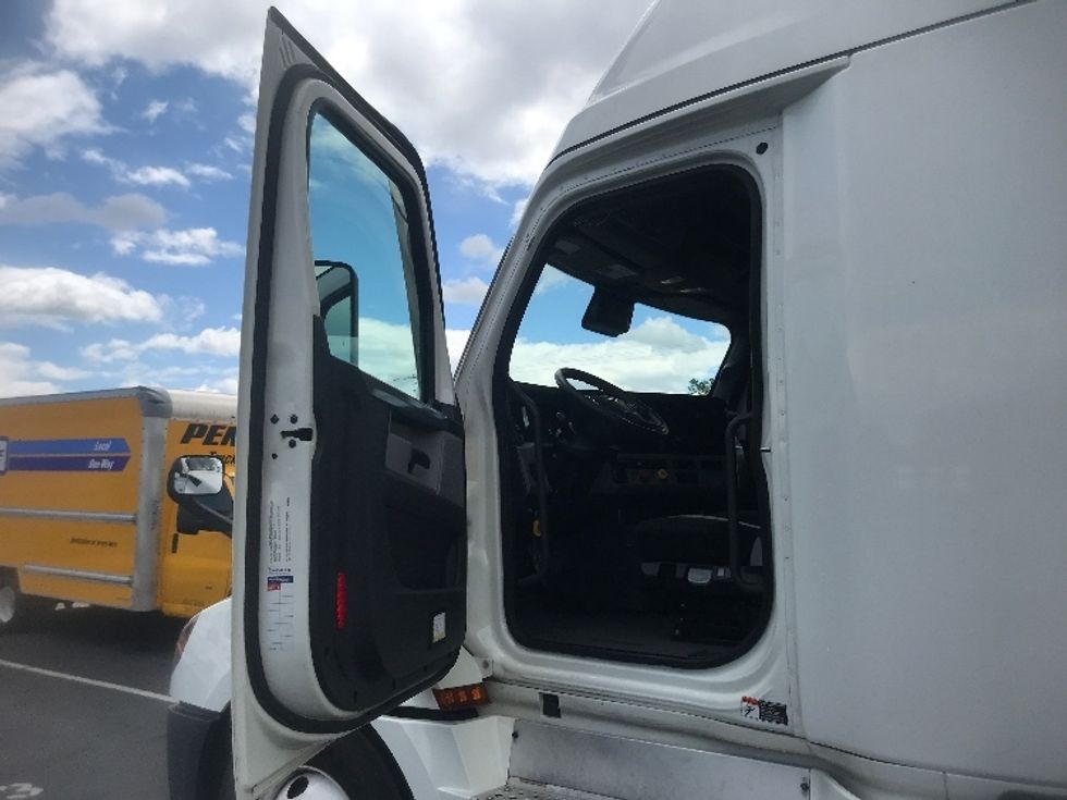 2021 Freightliner Cascadia 126" Sleeper Cab photo 9
