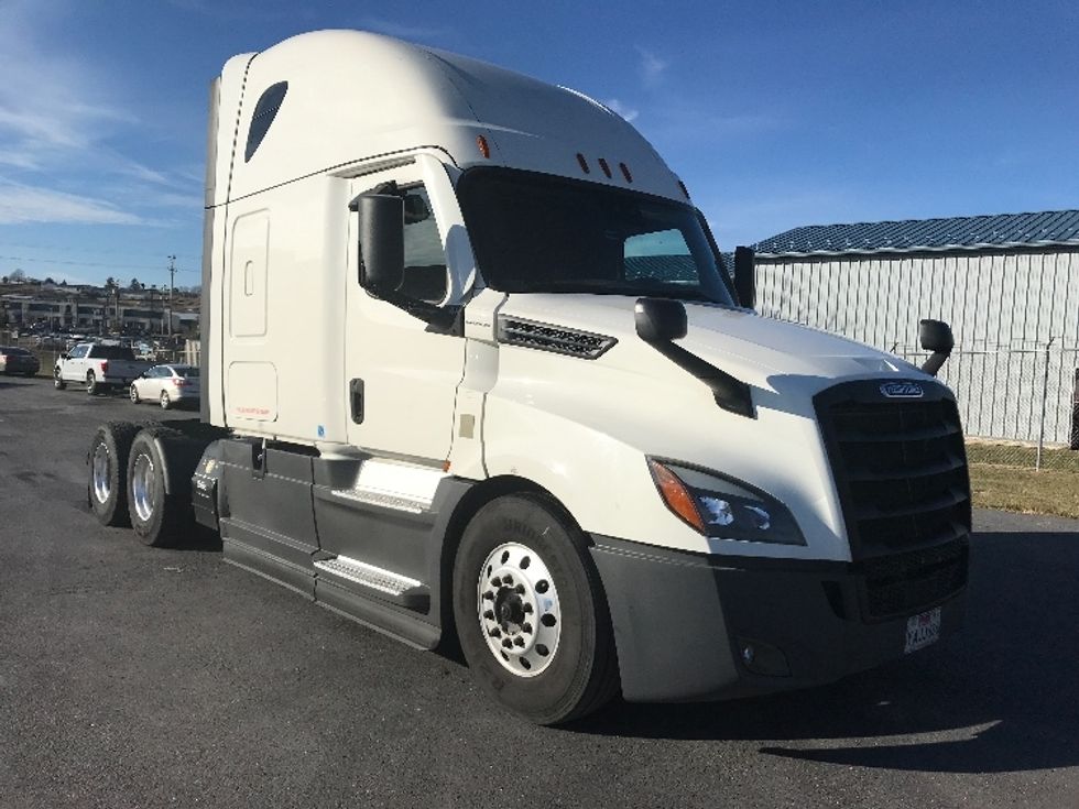 Sleeper Tractor-Heavy Duty Tractors-Freightliner-2021-T12664ST-Harrisonburg-VA-588,791\n\t\tmiles-$ 54,750 - Image 1