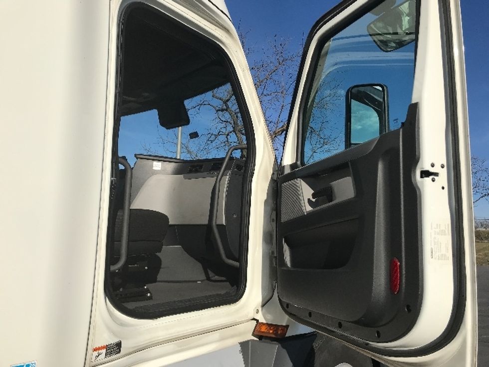 Sleeper Tractor-Heavy Duty Tractors-Freightliner-2021-T12664ST-Harrisonburg-VA-588,791\n\t\tmiles-$ 54,750 - Image 13