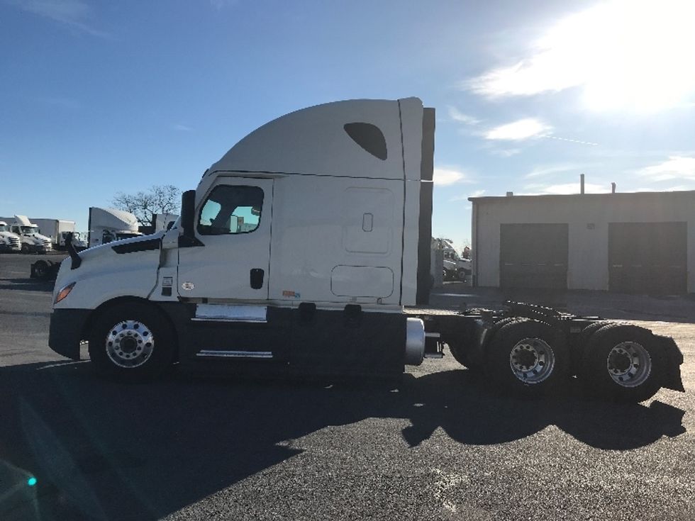 Sleeper Tractor-Heavy Duty Tractors-Freightliner-2021-T12664ST-Harrisonburg-VA-588,791\n\t\tmiles-$ 54,750 - Image 4