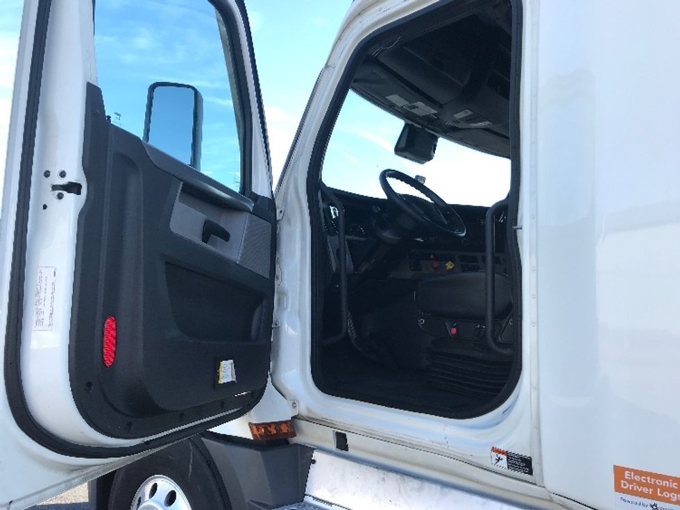 Sleeper Tractor-Heavy Duty Tractors-Freightliner-2021-T12664ST-Harrisonburg-VA-588,791\n\t\tmiles-$ 54,750 - Image 9